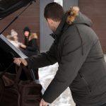 membersihkan bagasi mobil