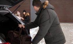 membersihkan bagasi mobil