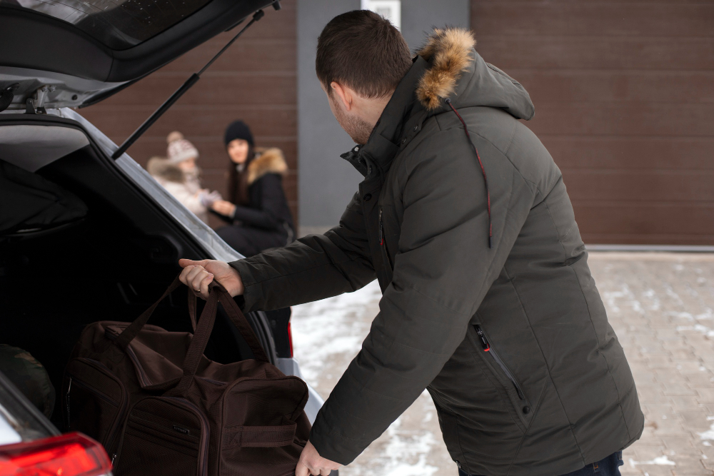 membersihkan bagasi mobil