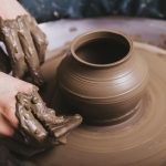 Membuat kerajinan tanah liat
